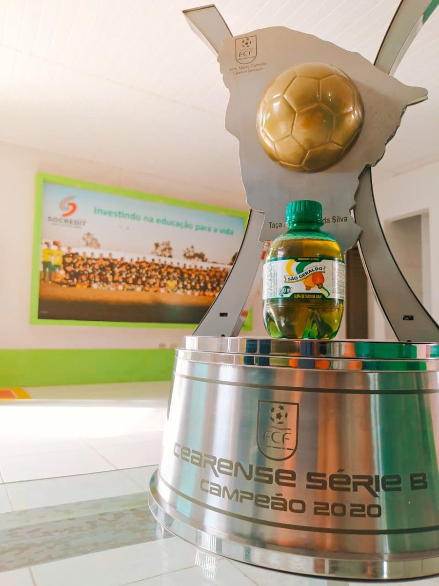 Troféu de campeão do campeonato cearense - Série B com uma garrafa de Refrigerante de Cajú São Geraldo